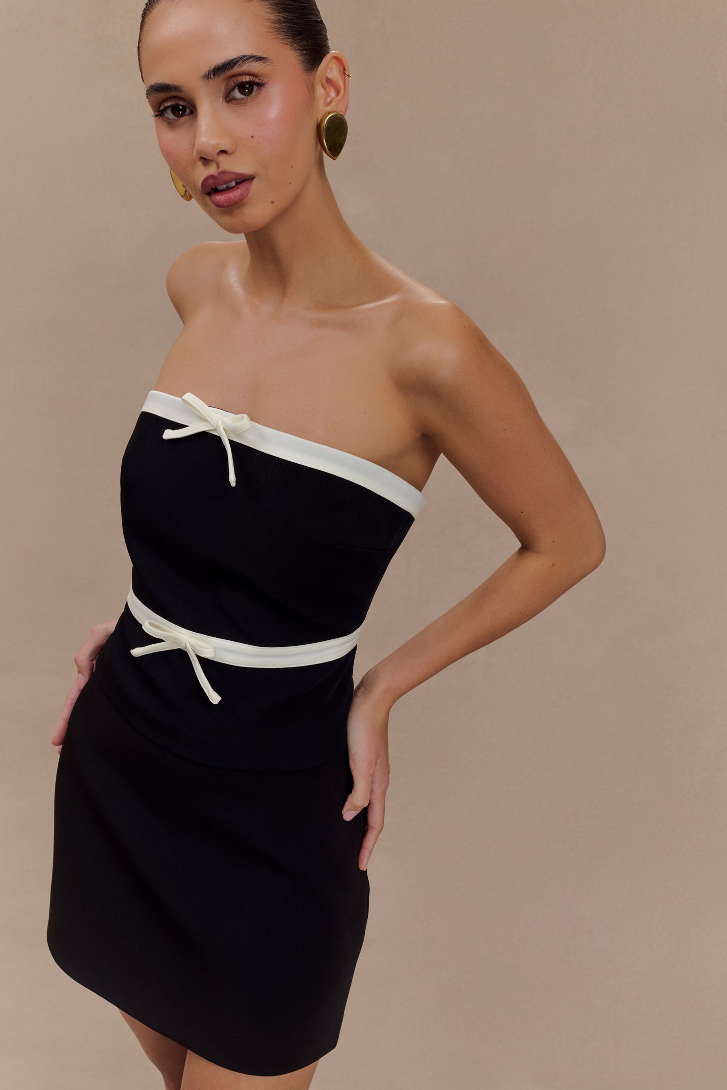 Top de tailleur sans bretelles Aisha avec nœuds contrastants - Noir et blanc