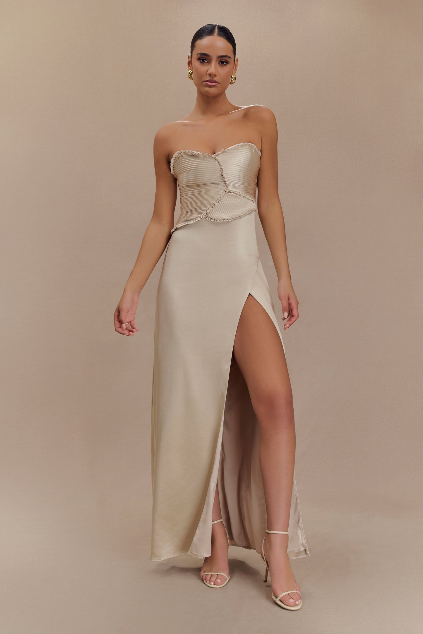 Robe Maxi Satin Larissa avec Pétales Froncés - Or Poudré