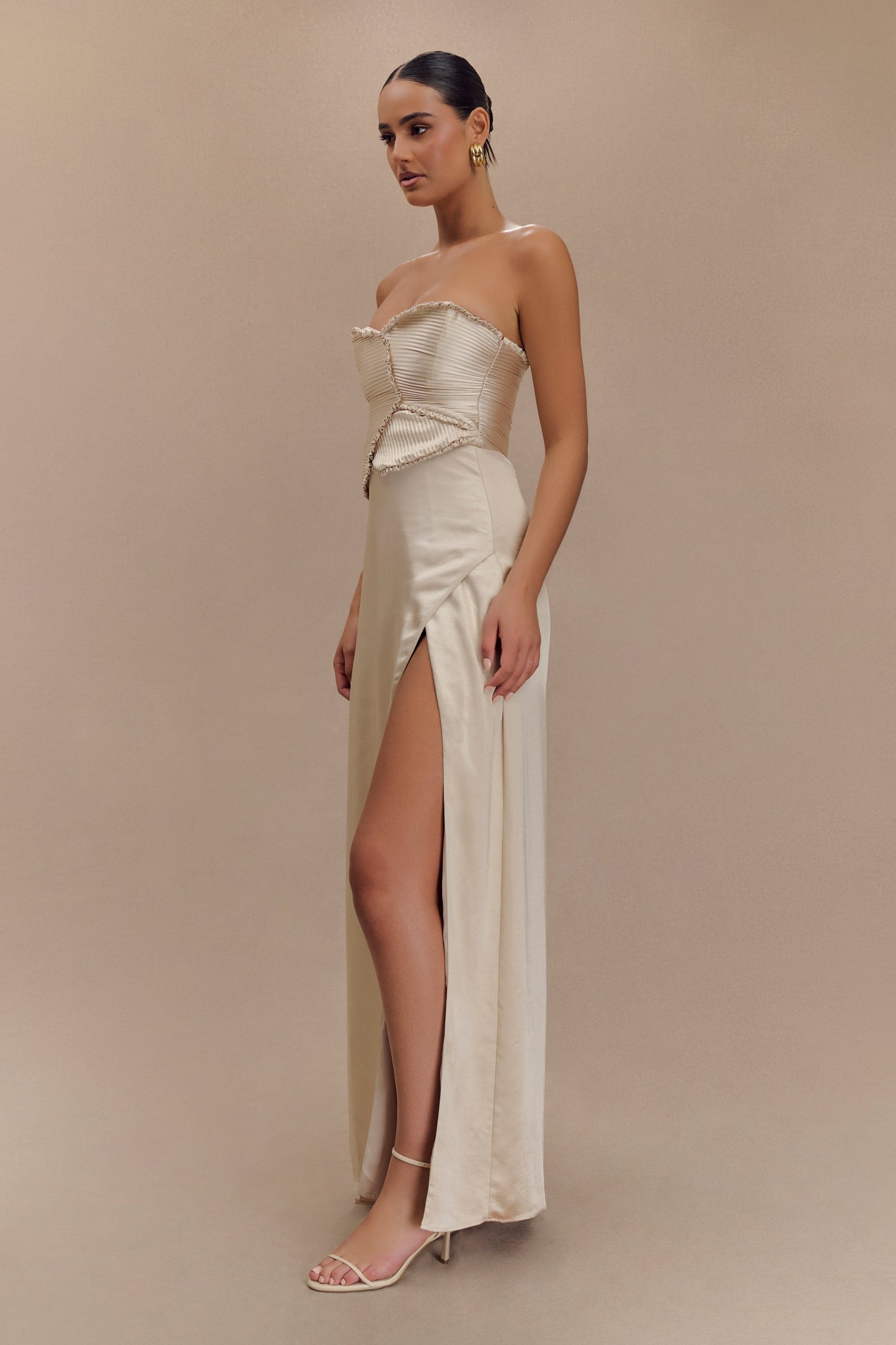 Robe Maxi Satin Larissa avec Pétales Froncés - Or Poudré