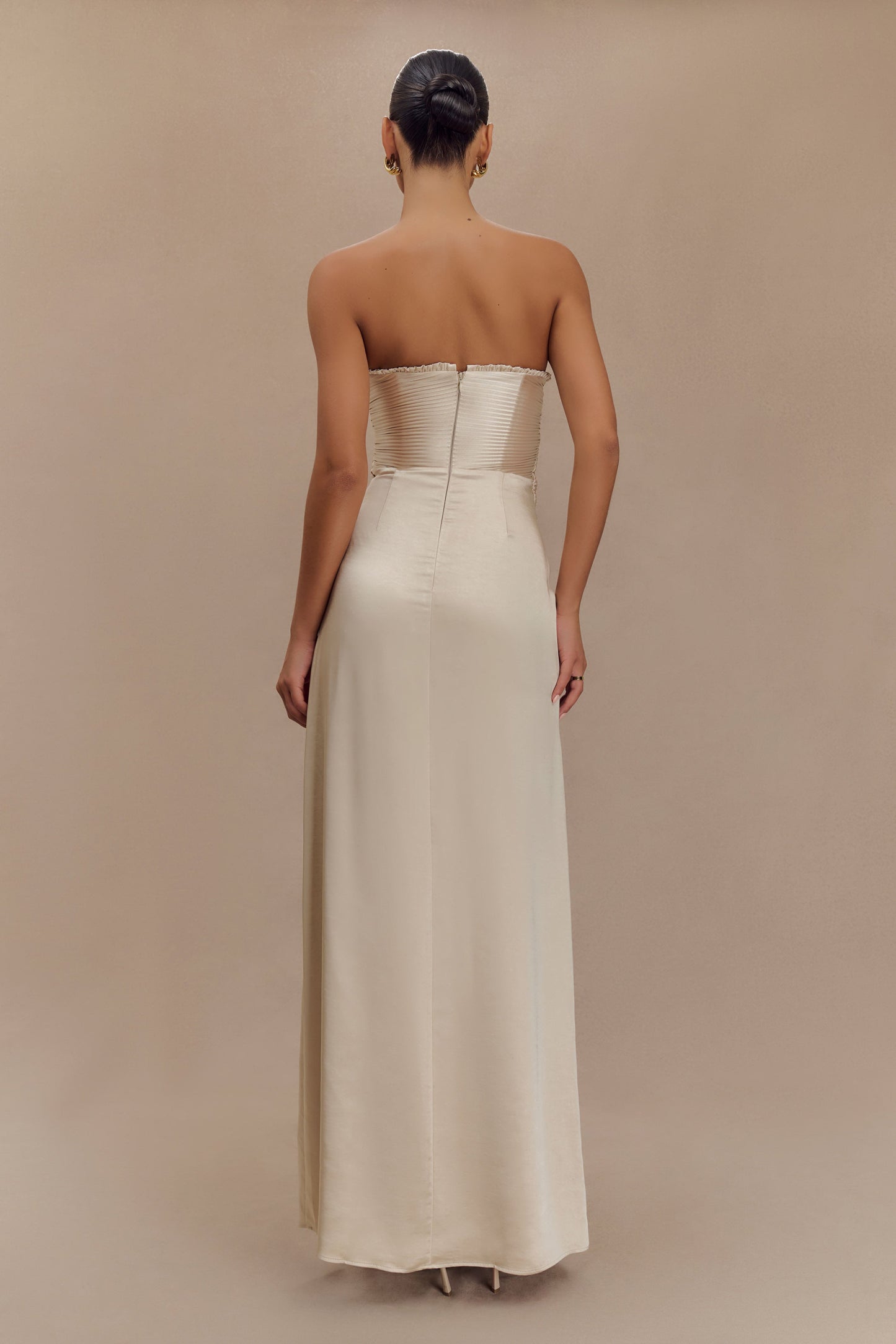 Robe Maxi Satin Larissa avec Pétales Froncés - Or Poudré
