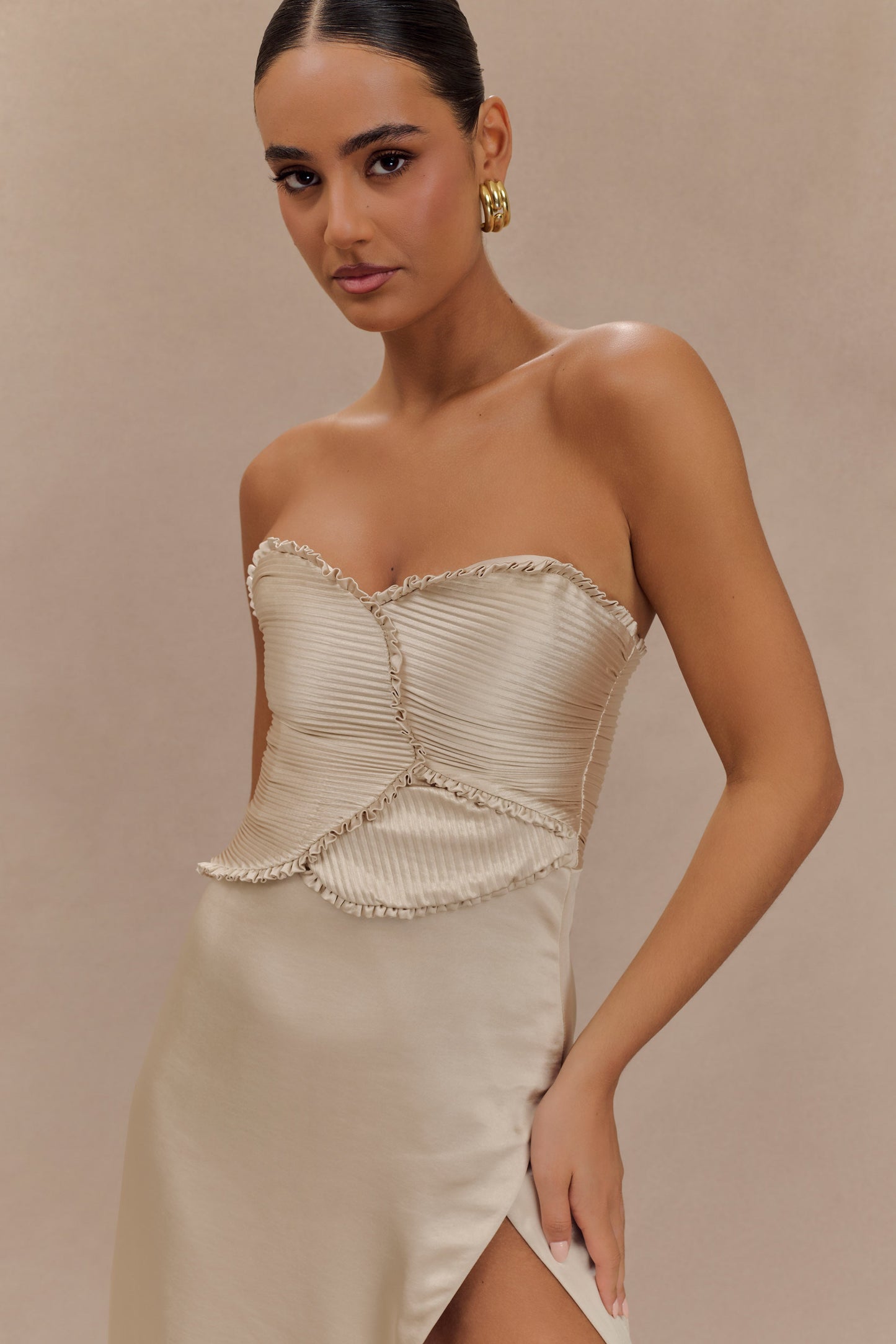 Robe Maxi Satin Larissa avec Pétales Froncés - Or Poudré