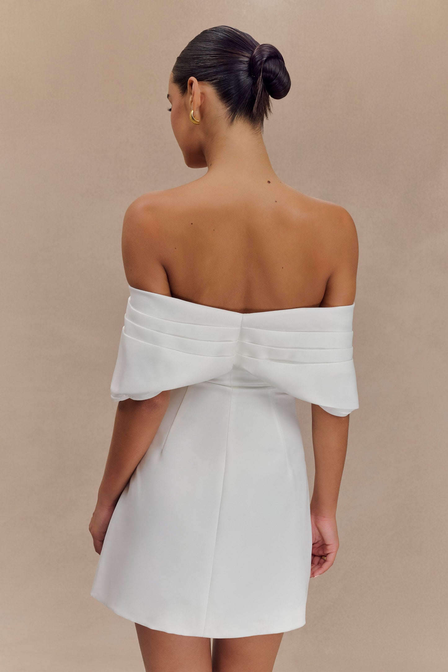 Robe mini Gloria à épaules dénudées et drapée - Blanche