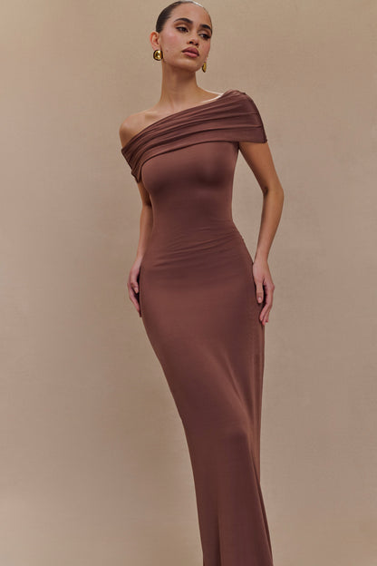 Robe Maxi Épaules Découvertes et Étroite Cassandra - Chocolat