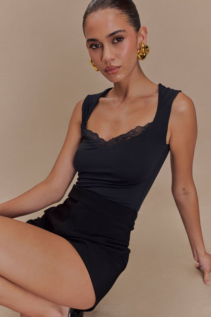 T-shirt en modal avec bordure en dentelle Tatianna - Noir