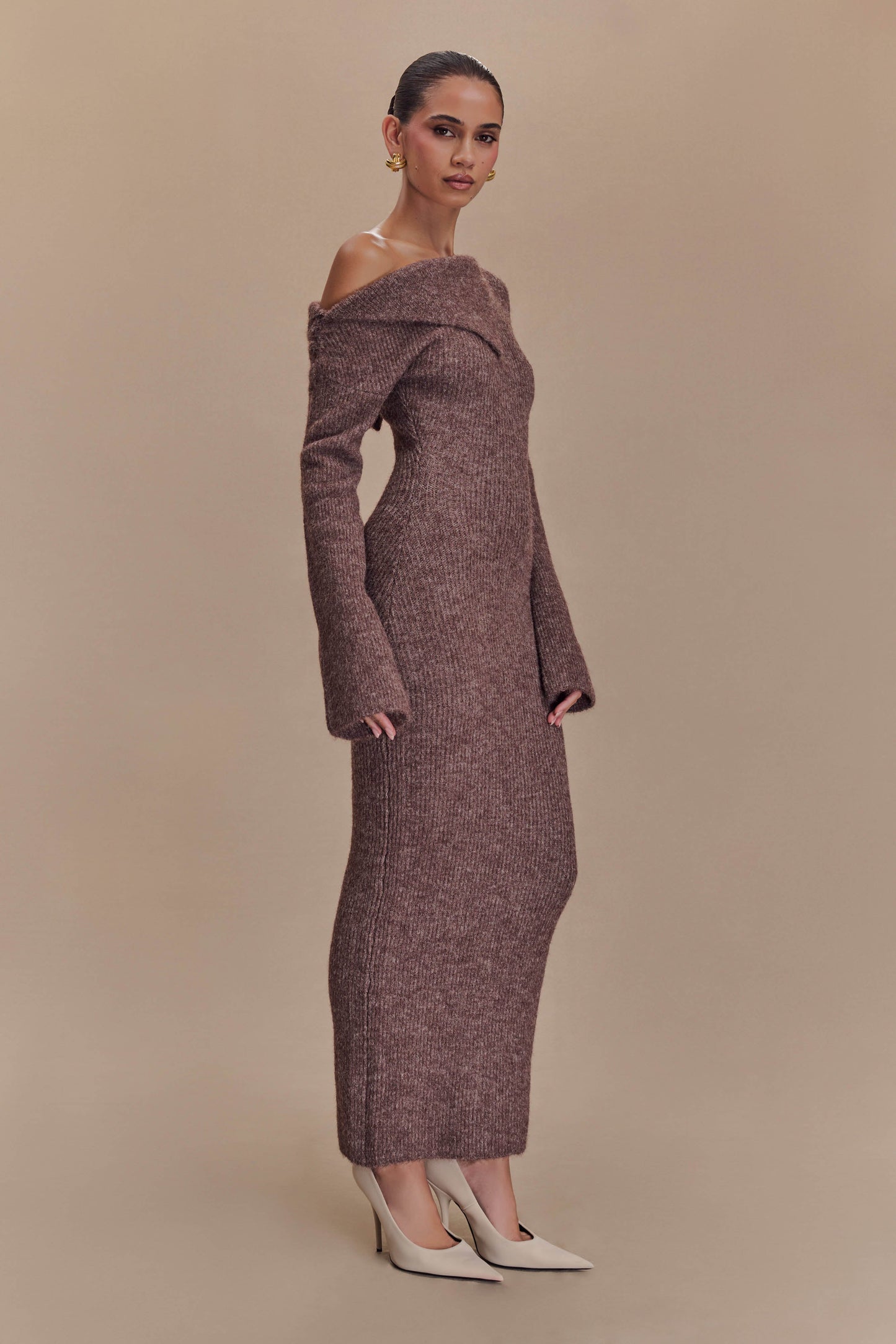 Robe mi-longue en tricot moelleux, à épaule dénudée, couleur magenta - couleur pécan