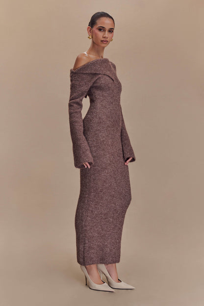 Robe mi-longue en tricot moelleux, à épaule dénudée, couleur magenta - couleur pécan
