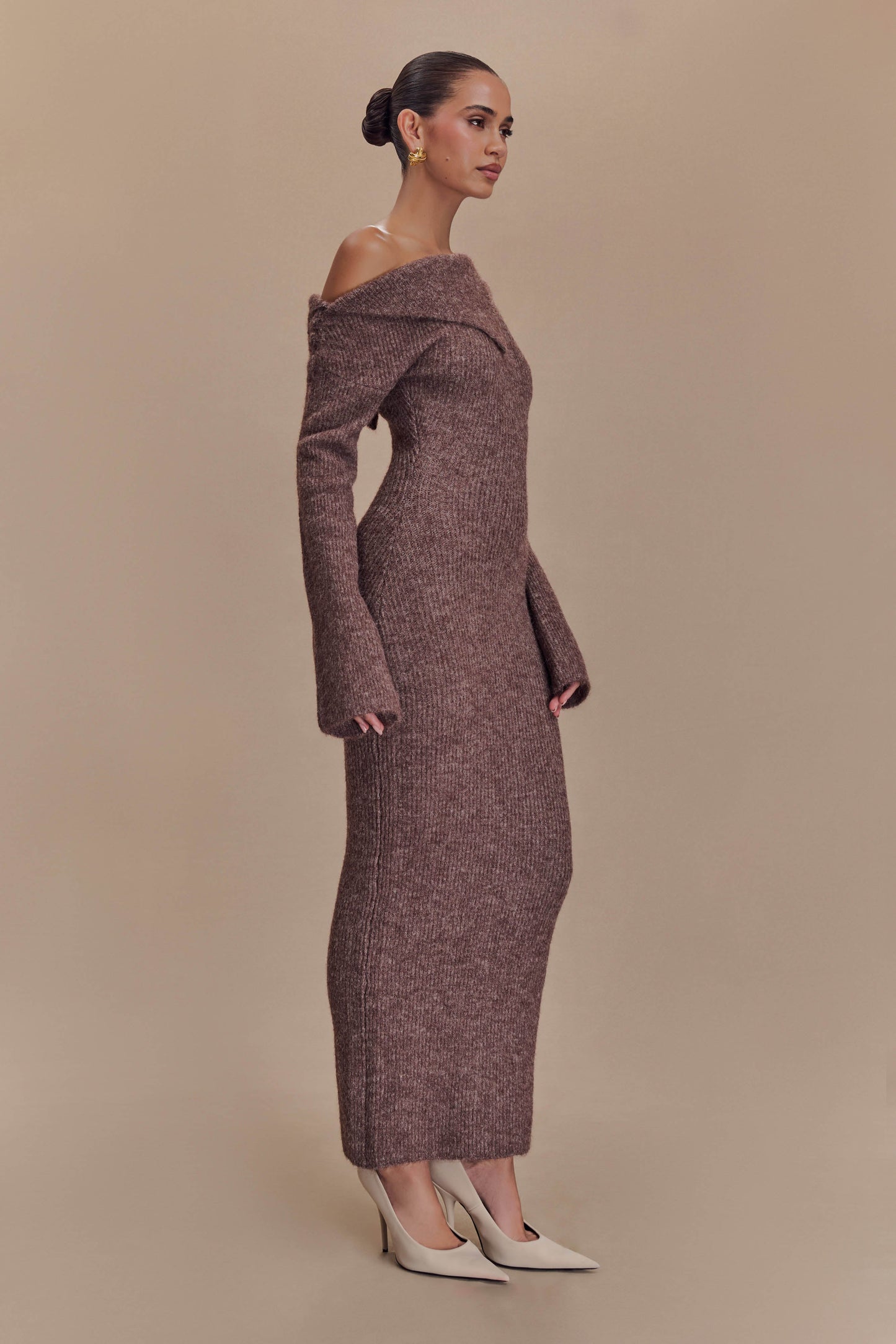 Robe mi-longue en tricot moelleux, à épaule dénudée, couleur magenta - couleur pécan
