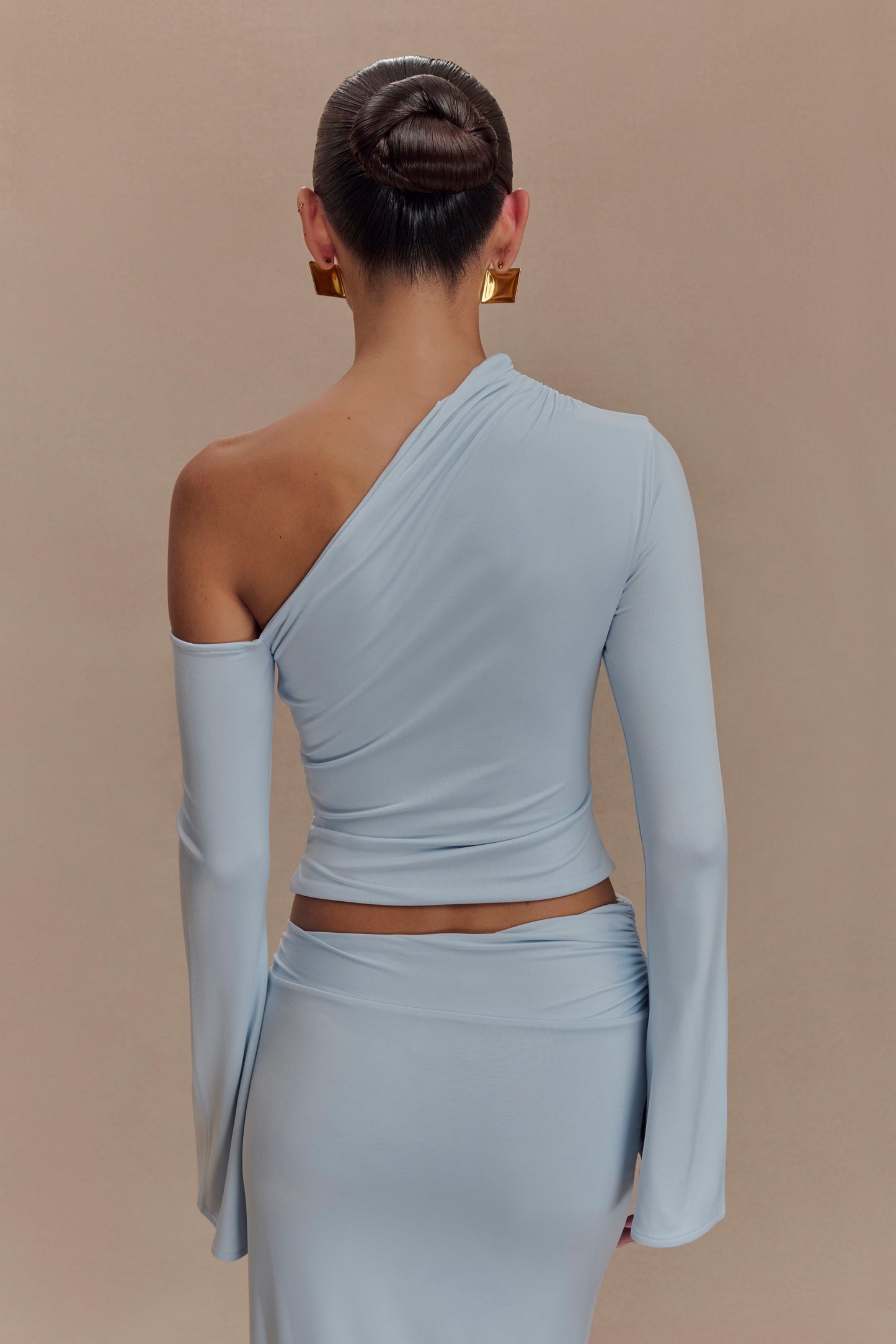 Top asymétrique à manches longues Ainsley avec ornements floraux - Bleu clair