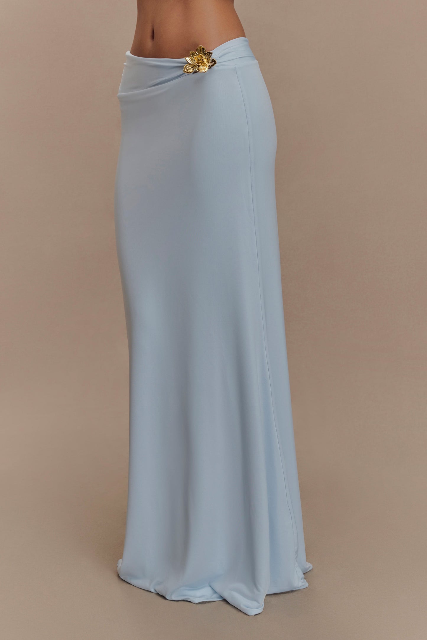 Jupe Maxi Asymétrique Ainsley avec Frotterie Fleurie - Bleu Clair
