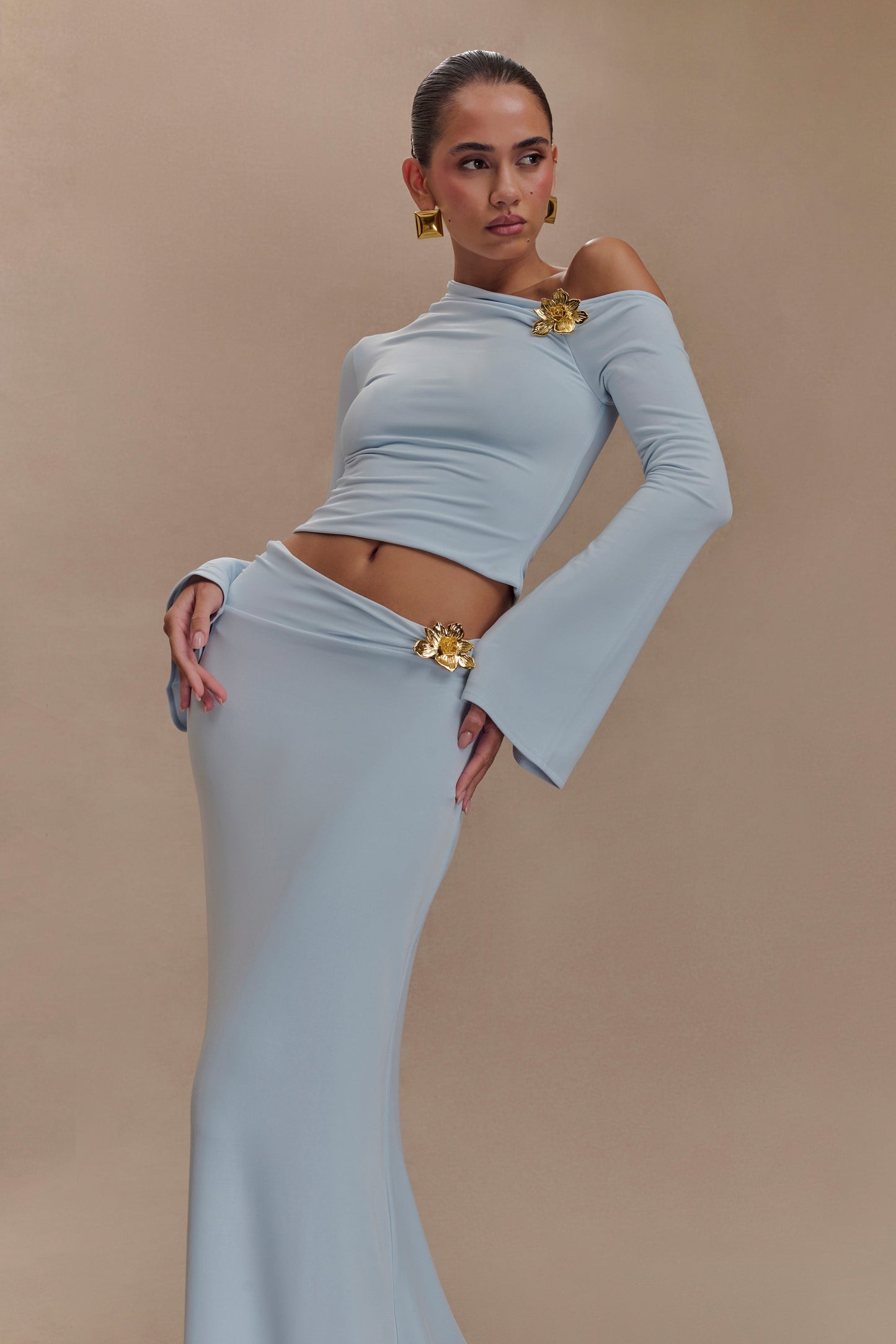 Top asymétrique à manches longues Ainsley avec ornements floraux - Bleu clair