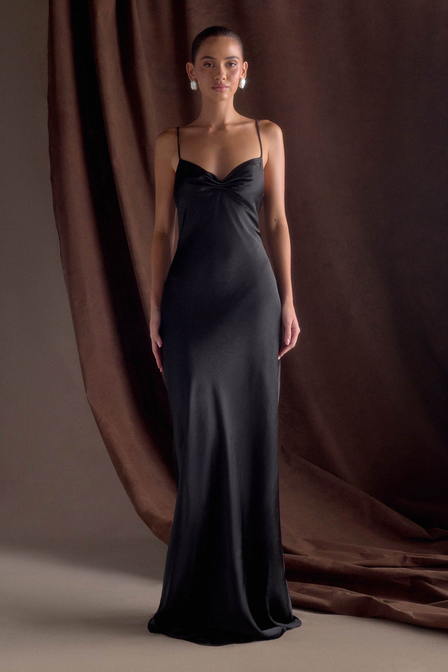 Robe longue satinée à col en cœur Lilly - Noir