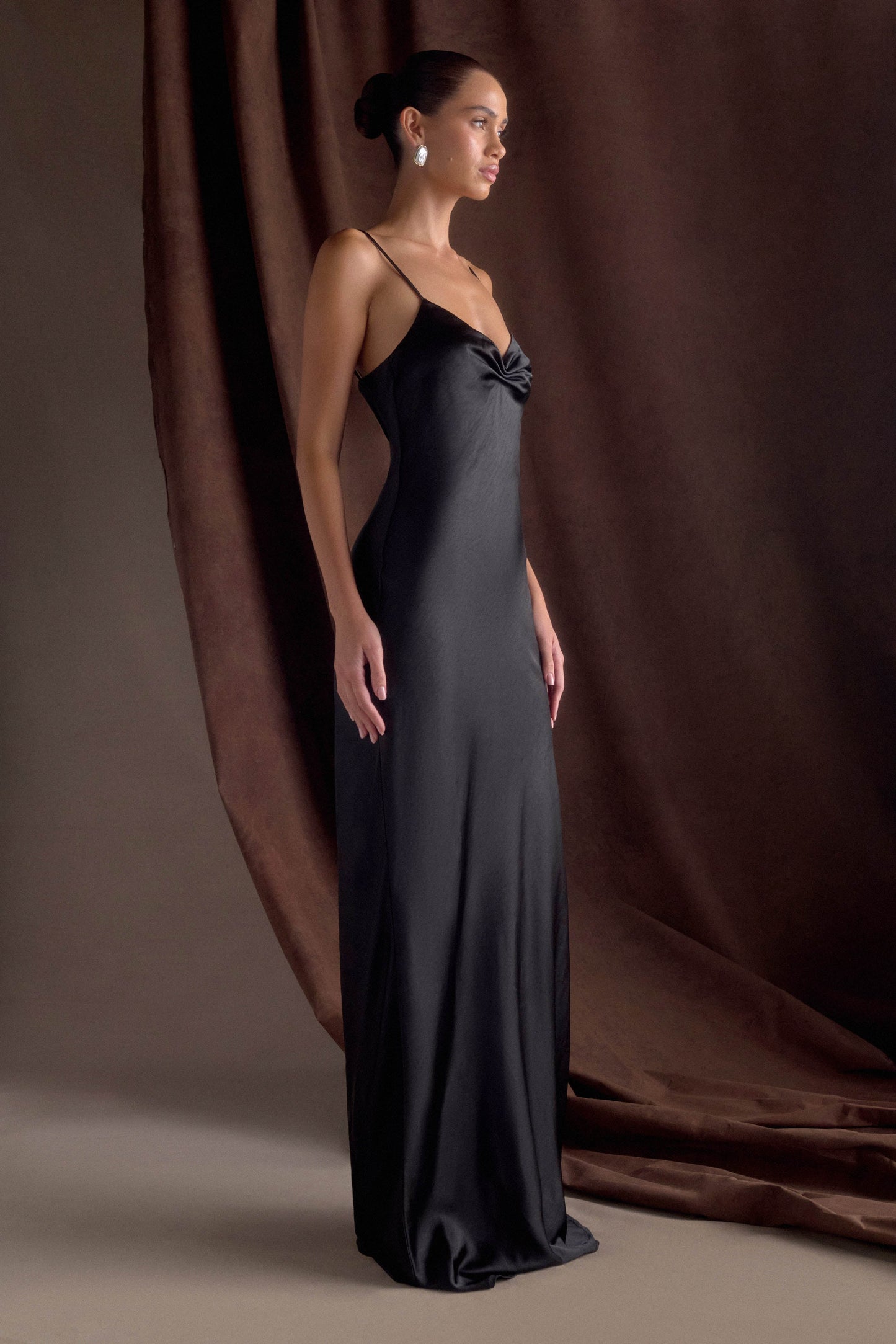 Robe longue satinée à col en cœur Lilly - Noir