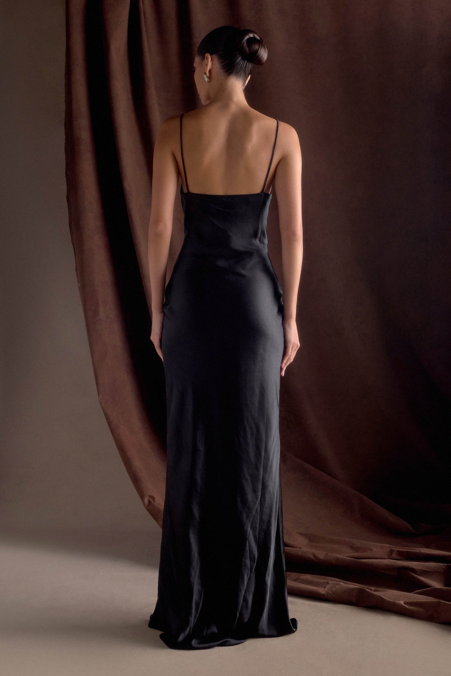 Robe longue satinée à col en cœur Lilly - Noir