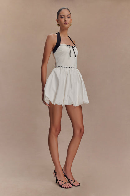 Robe mini Queenie à col montant et manches bouffantes - Noir/Blanc