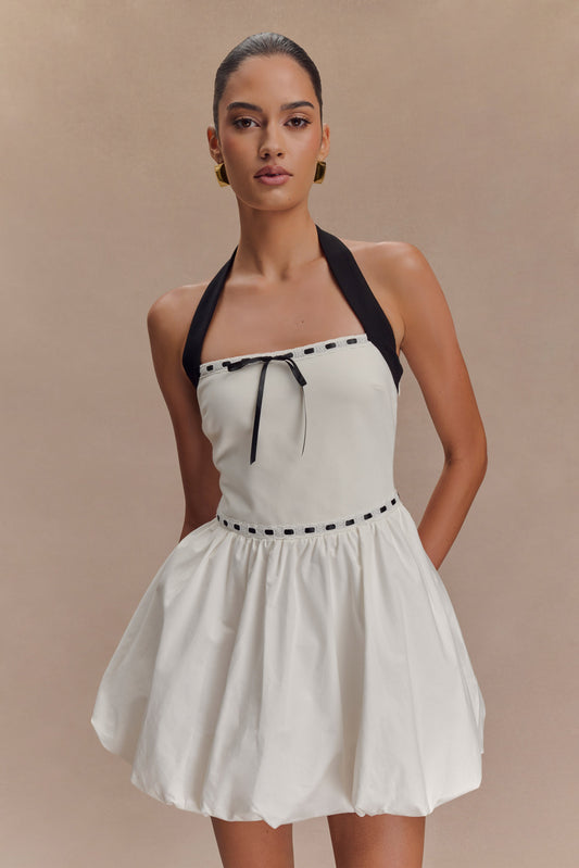 Robe mini Queenie à col montant et manches bouffantes - Noir/Blanc
