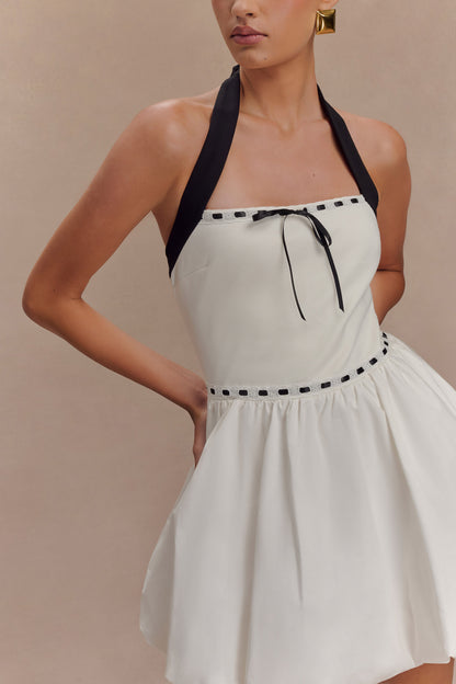 Robe mini Queenie à col montant et manches bouffantes - Noir/Blanc