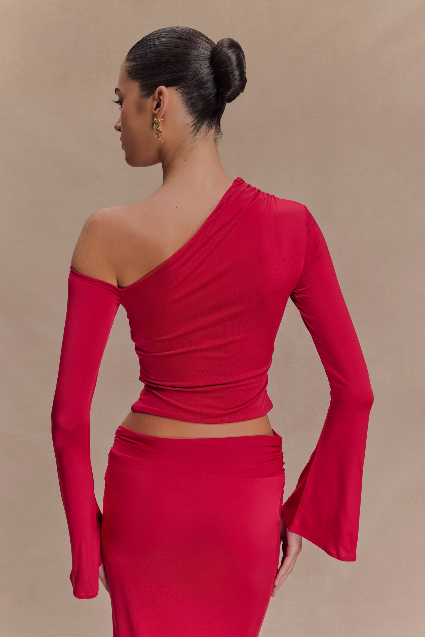 Top Ainsley asymétrique à manches longues avec ornements floraux - Rose fuchsia