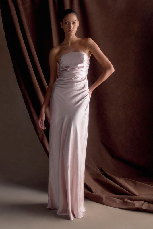 Robe longue satinée sans bretelles Cedar - Rose clair