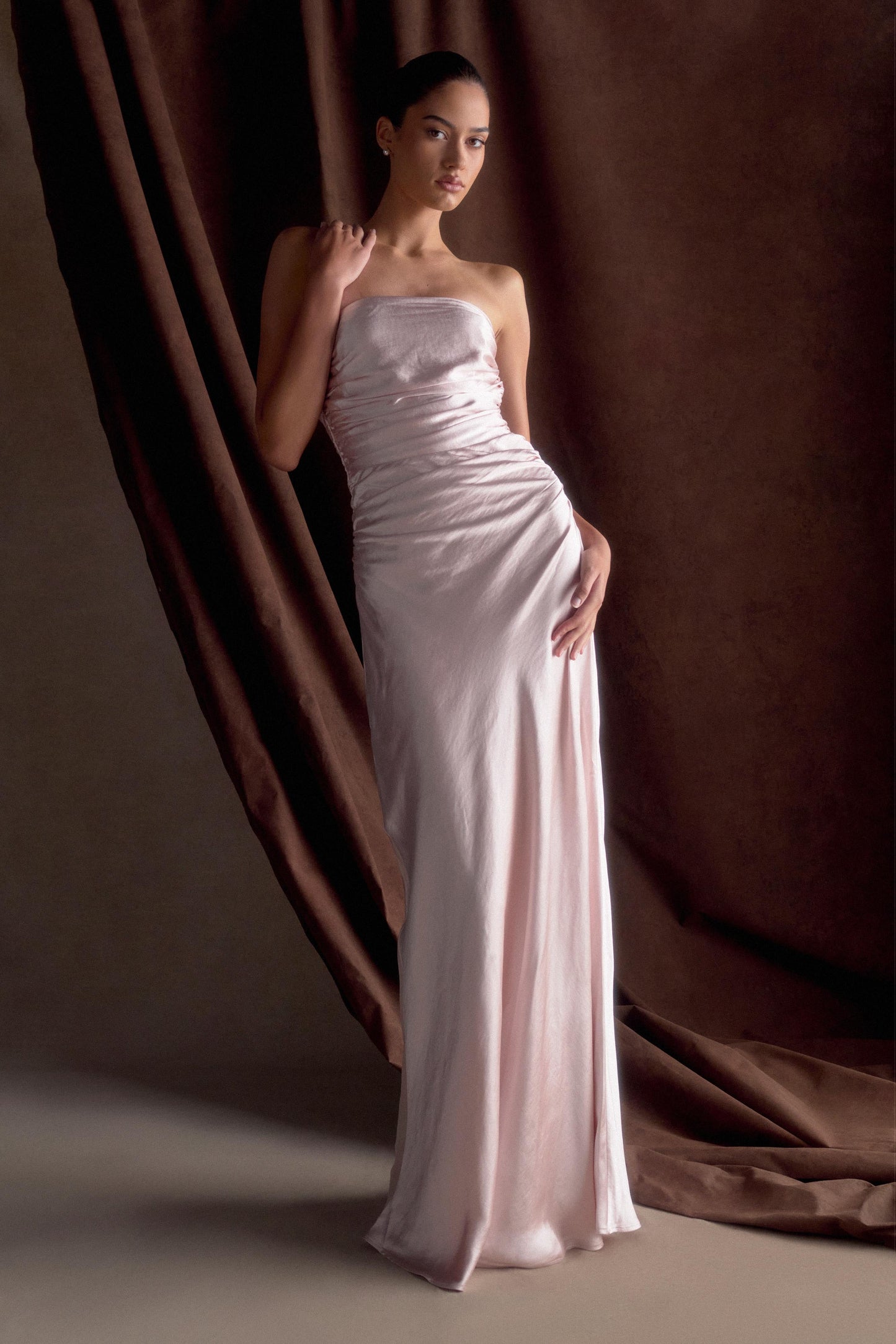 Robe longue satinée sans bretelles Cedar - Rose clair