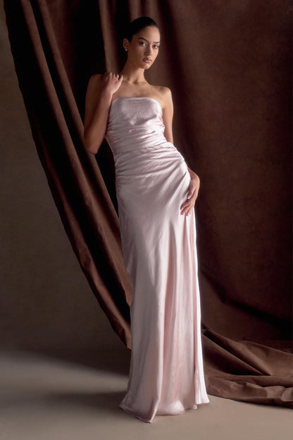 Robe longue satinée sans bretelles Cedar - Rose clair