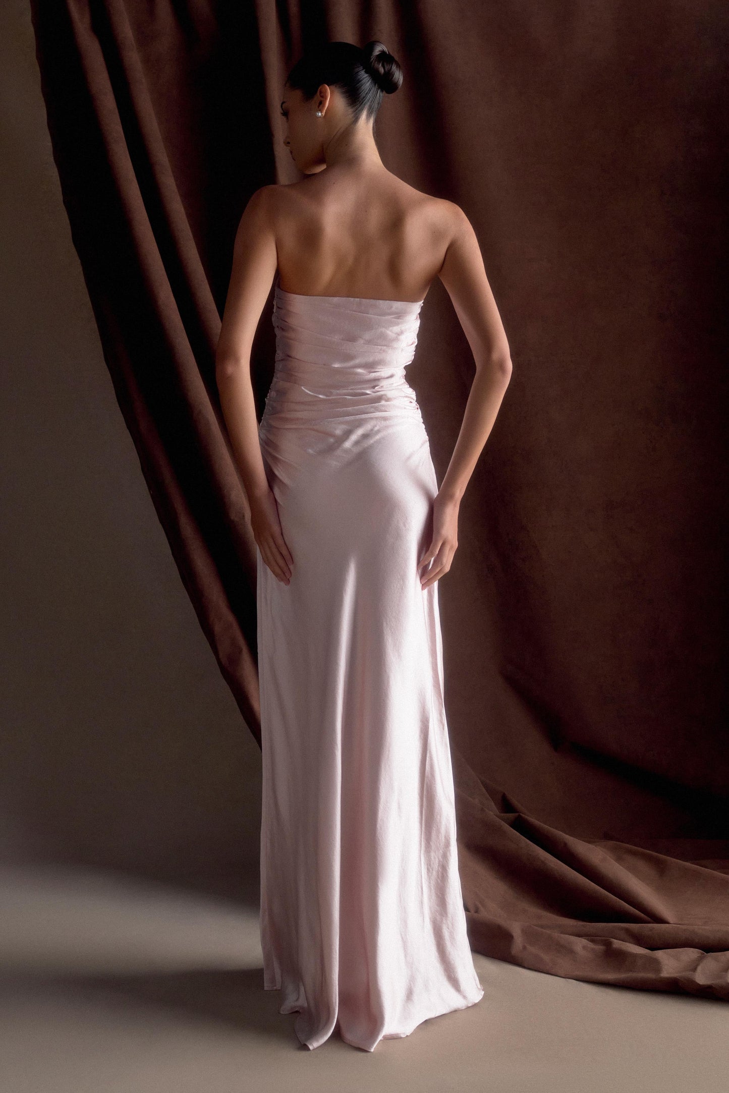 Robe longue satinée sans bretelles Cedar - Rose clair