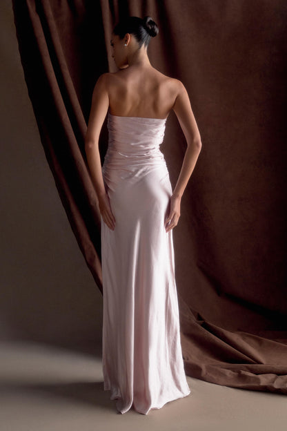 Robe longue satinée sans bretelles Cedar - Rose clair