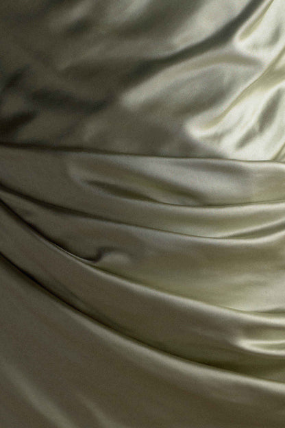 Robe maxi en satin Dalia à épaules dénudées - Senteur de sauge