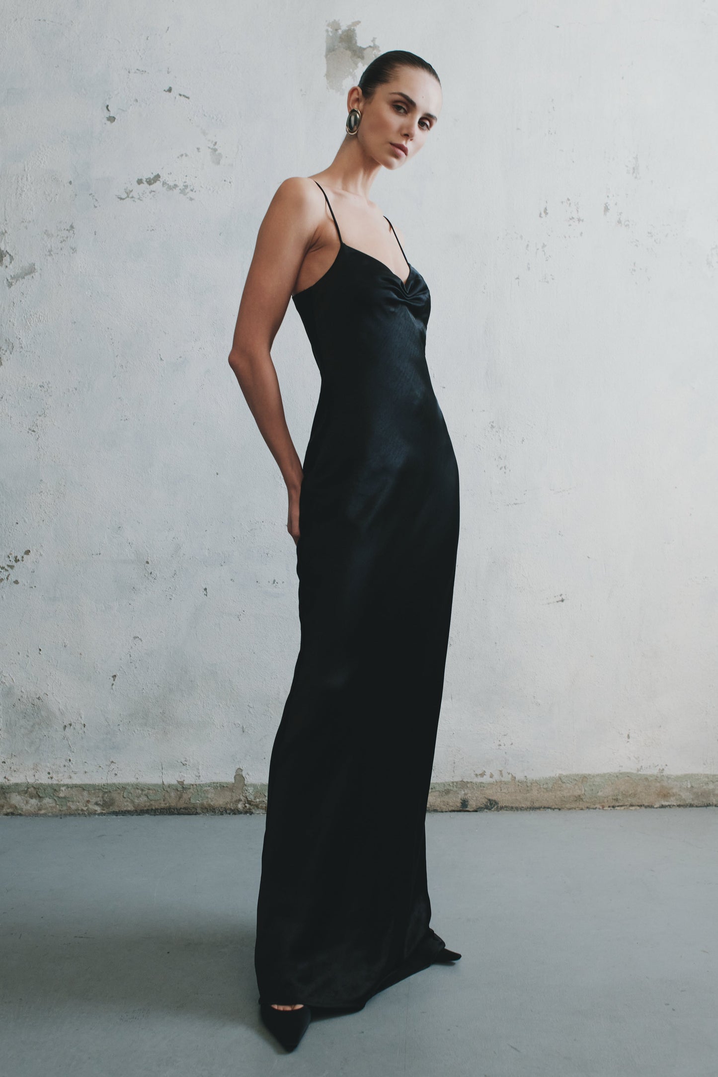 Robe longue satinée à col en cœur Lilly - Noir