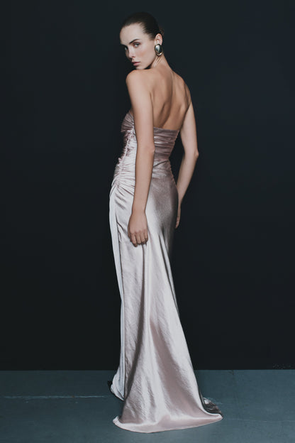 Robe longue satinée sans bretelles Cedar - Rose clair