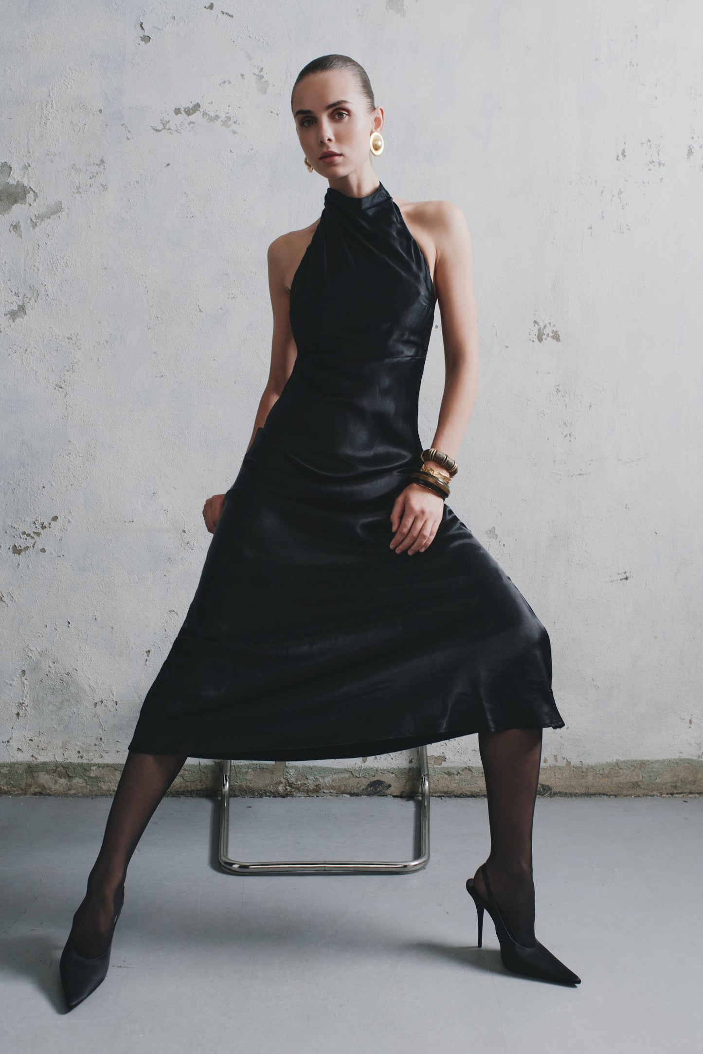 Robe longue satinée irisée à col montant Esther - Noir