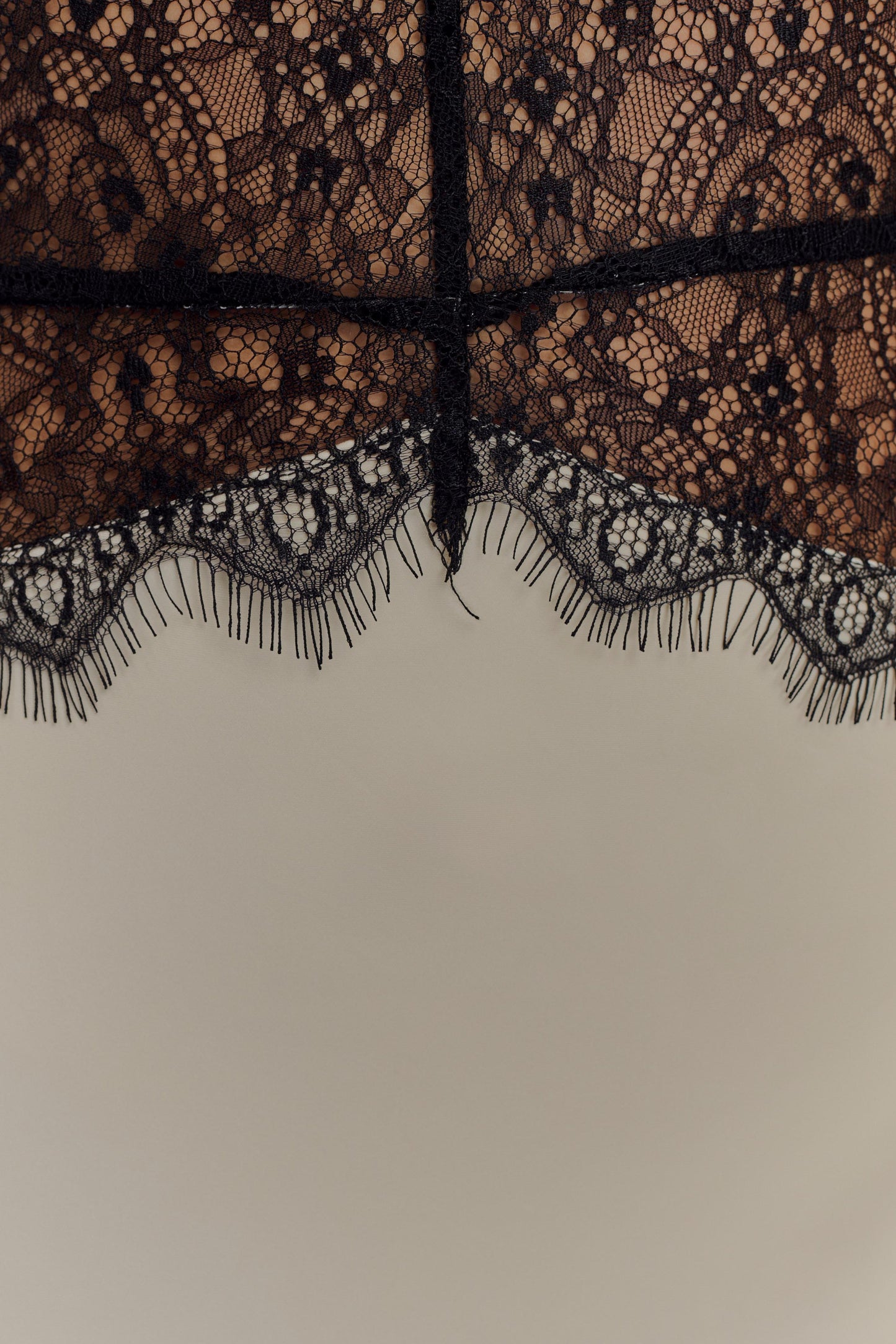 Maxi-robe en dentelle et satin Dinah - Noir/Ivoire