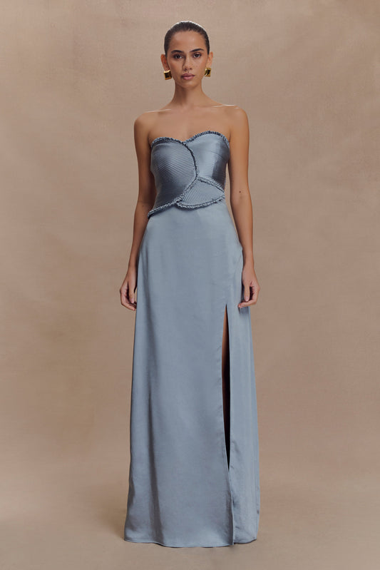 Robe maxi en satin Larissa avec pétales froncés - Bleu givré
