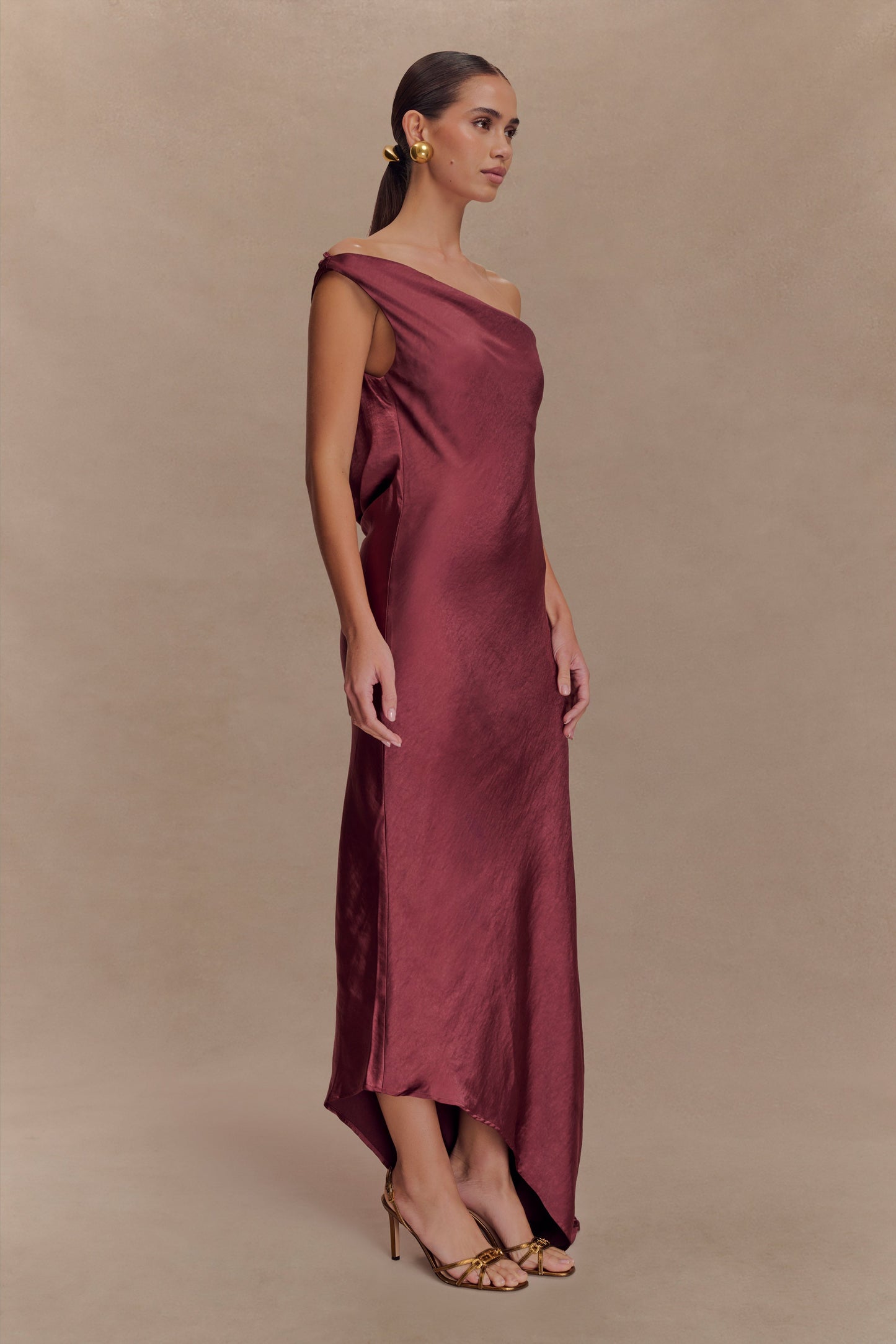 Robe Maxi Yvette à Bretelles avec Emmanchure Asymétrique - Cerise Brun