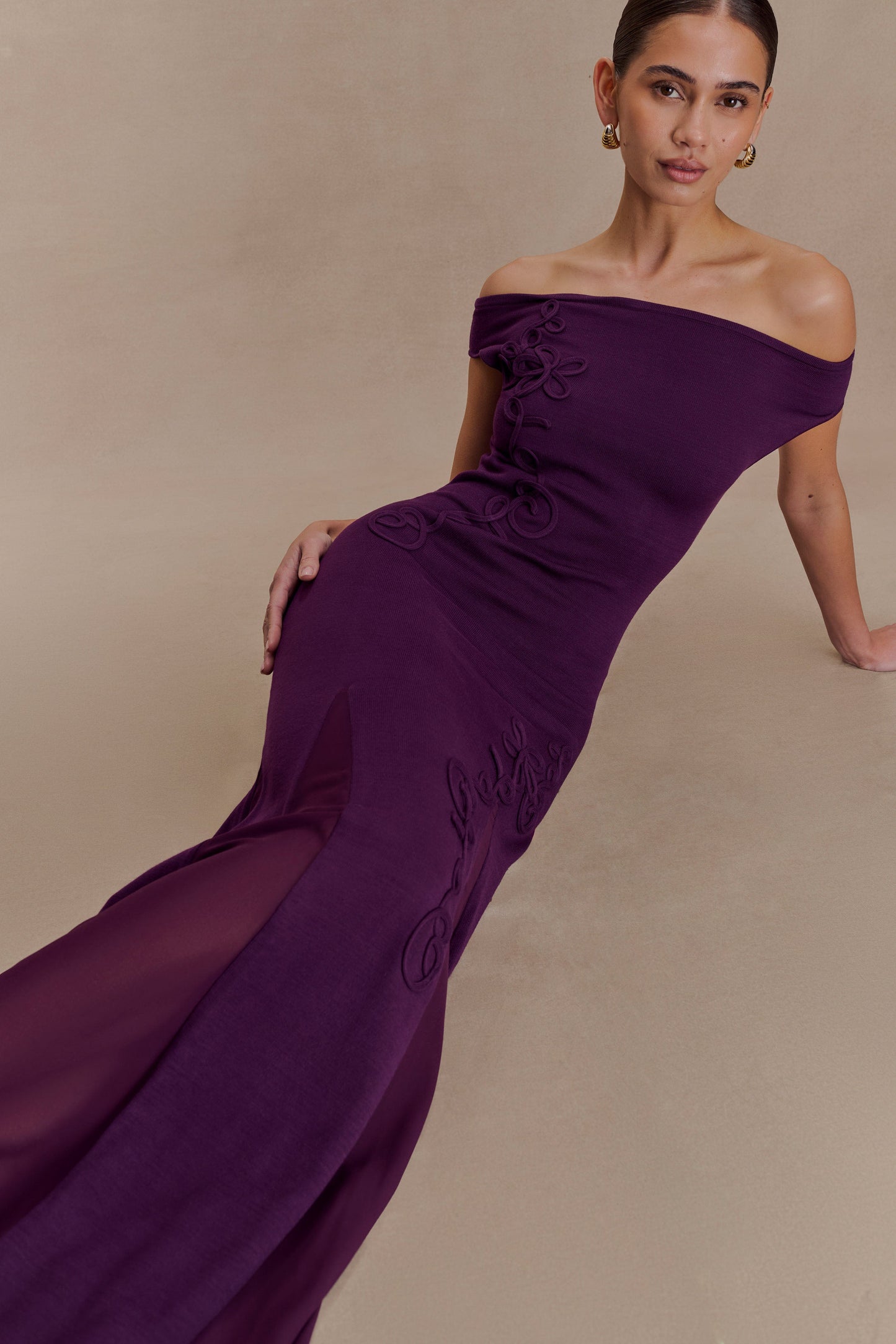 Robe en tricot à épaules dénudées brodée Nesta - Prune