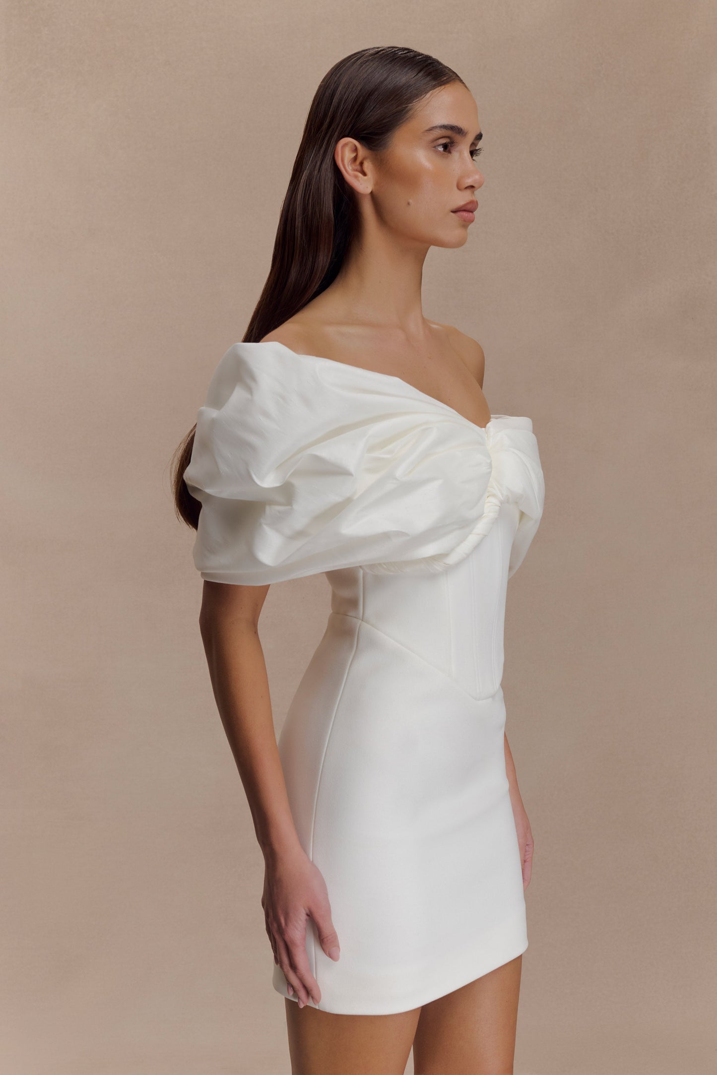 Mini-robe en crêpe à épaules dénudées Aphrodite - Ivoire