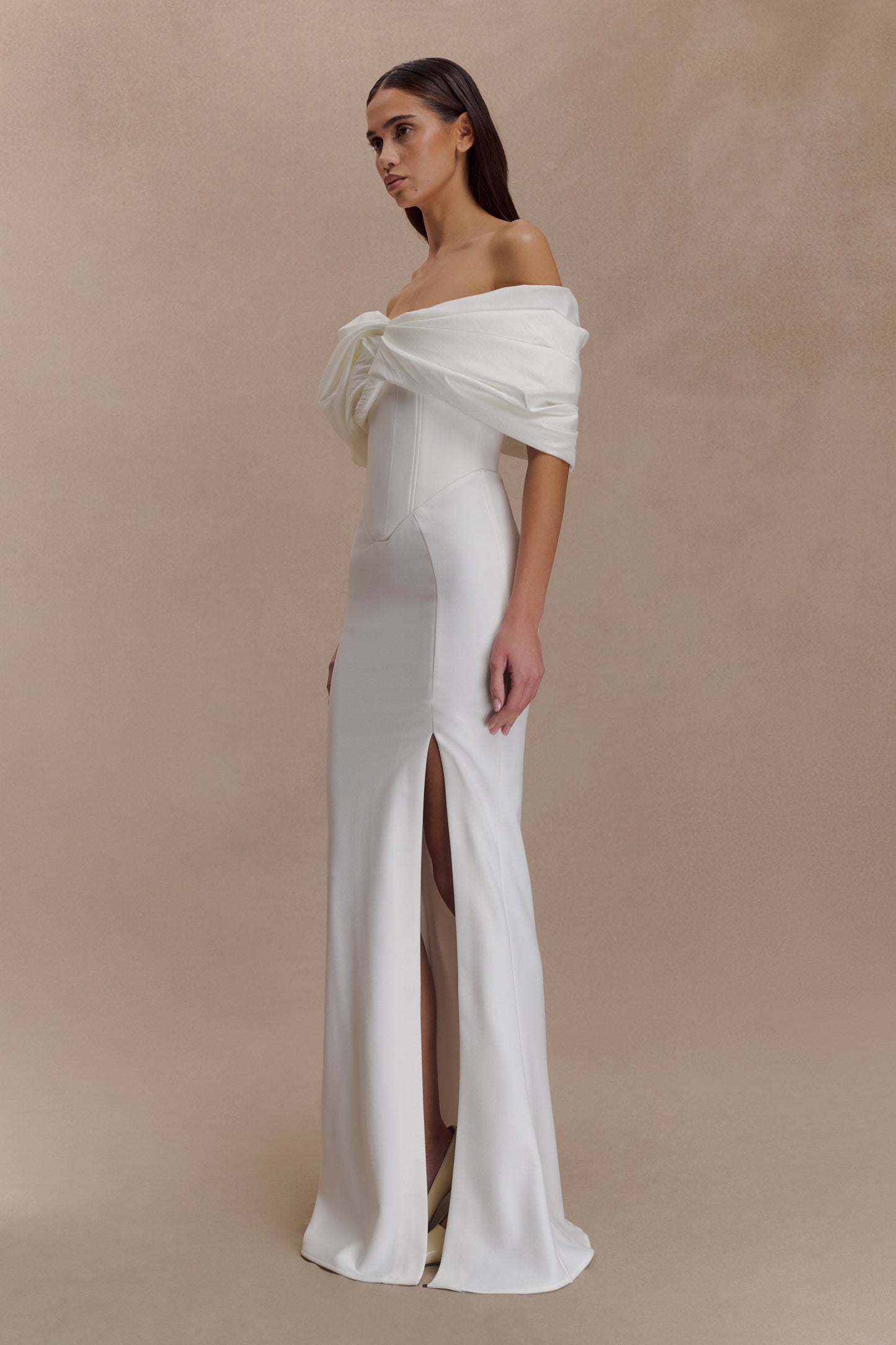 Robe en crêpe Aphrodite à épaules dénudées - Ivoire