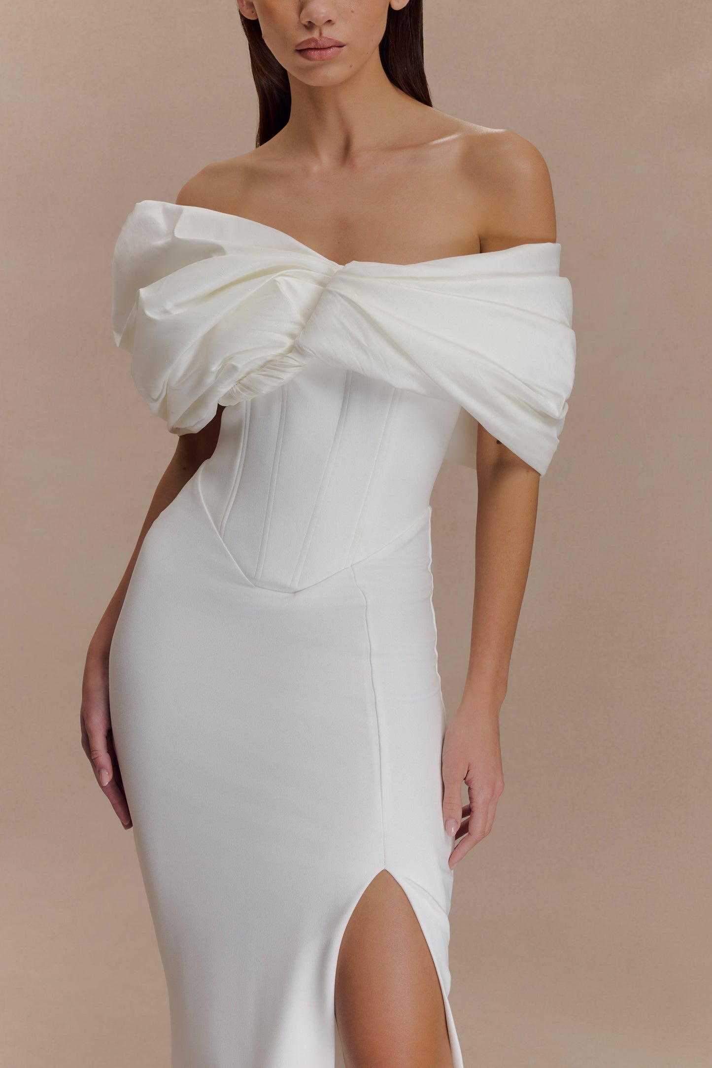 Robe en crêpe Aphrodite à épaules dénudées - Ivoire