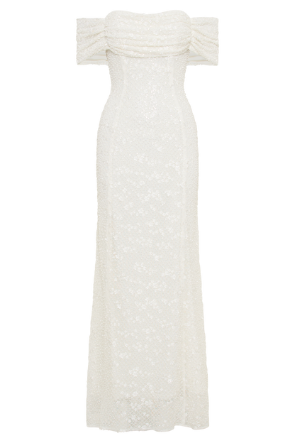 Robe de mariée blanche Priyanka Daisy, perlée et décolletée épaules dénudées.