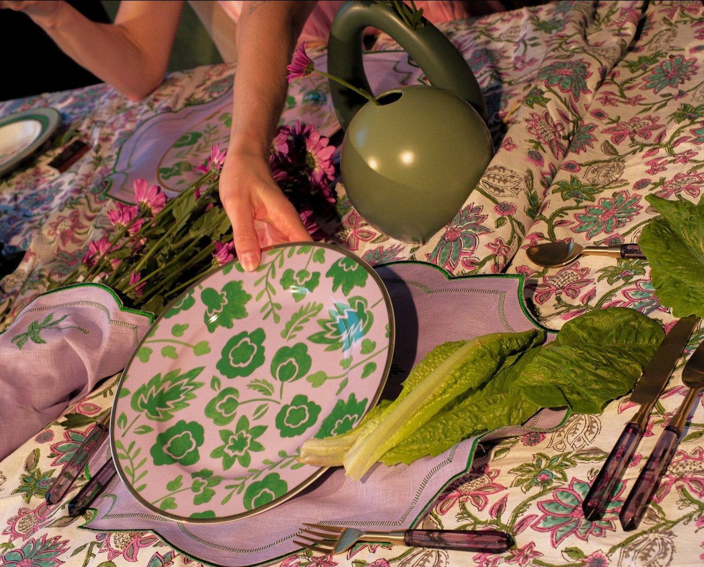 Assiette plate en porcelaine Bernadette Leaf lilas et verte avec bord doré peint à la main (lot de 4)