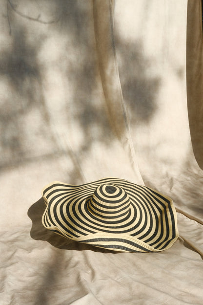 Chapeau Maxi en Paille Cecil - Rayures Noires et Neutres