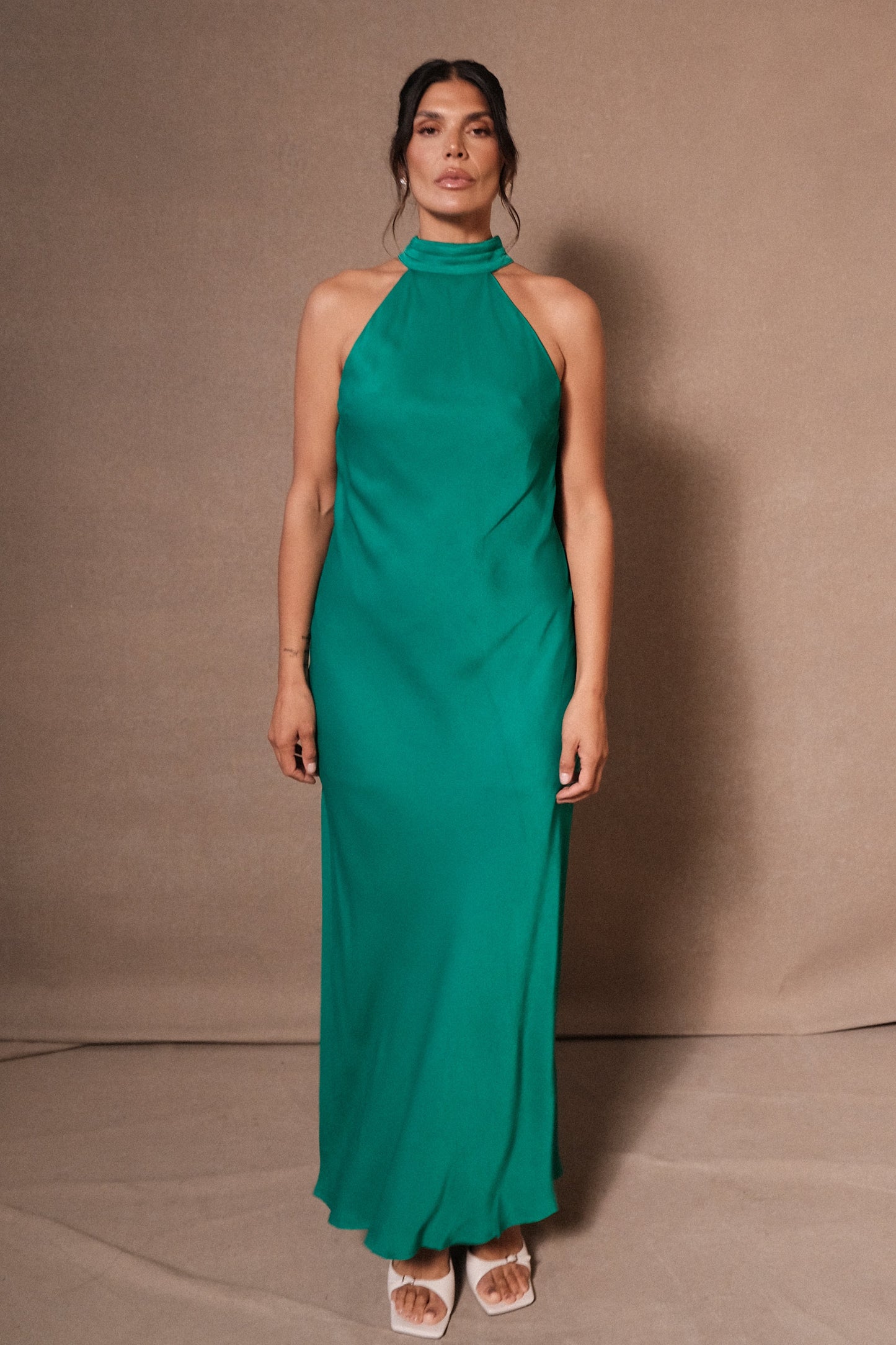Claire Robe Maxi en Satin avec Décolleté Croisé et Fente - Verte