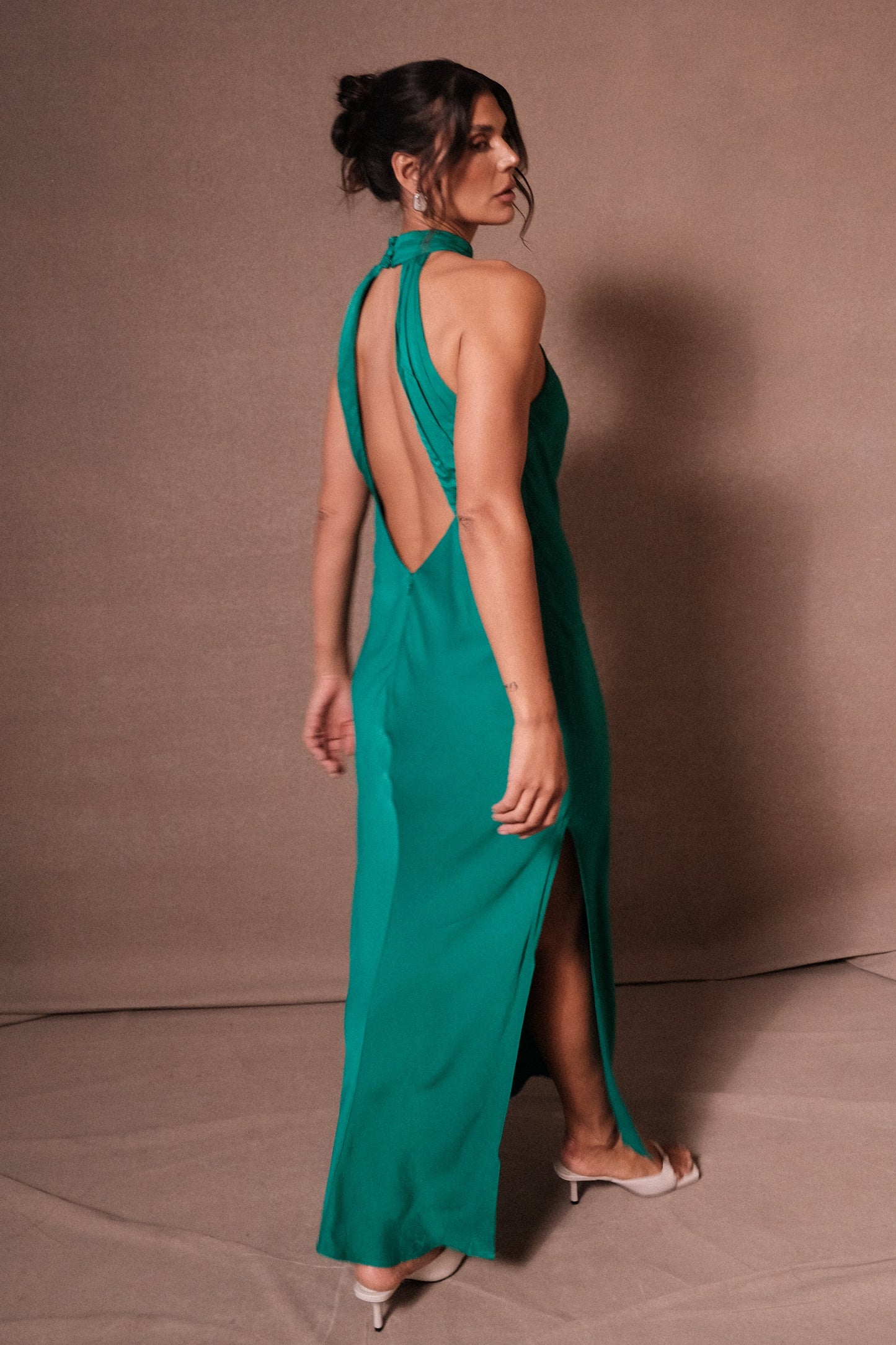 Claire Robe Maxi en Satin avec Décolleté Croisé et Fente - Verte