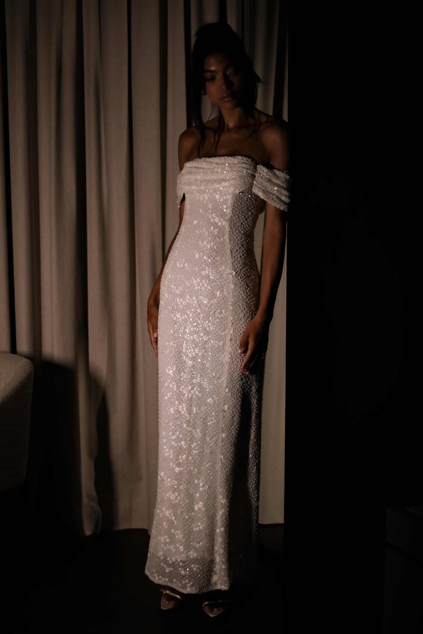 Robe de mariée blanche Priyanka Daisy, perlée et décolletée épaules dénudées.