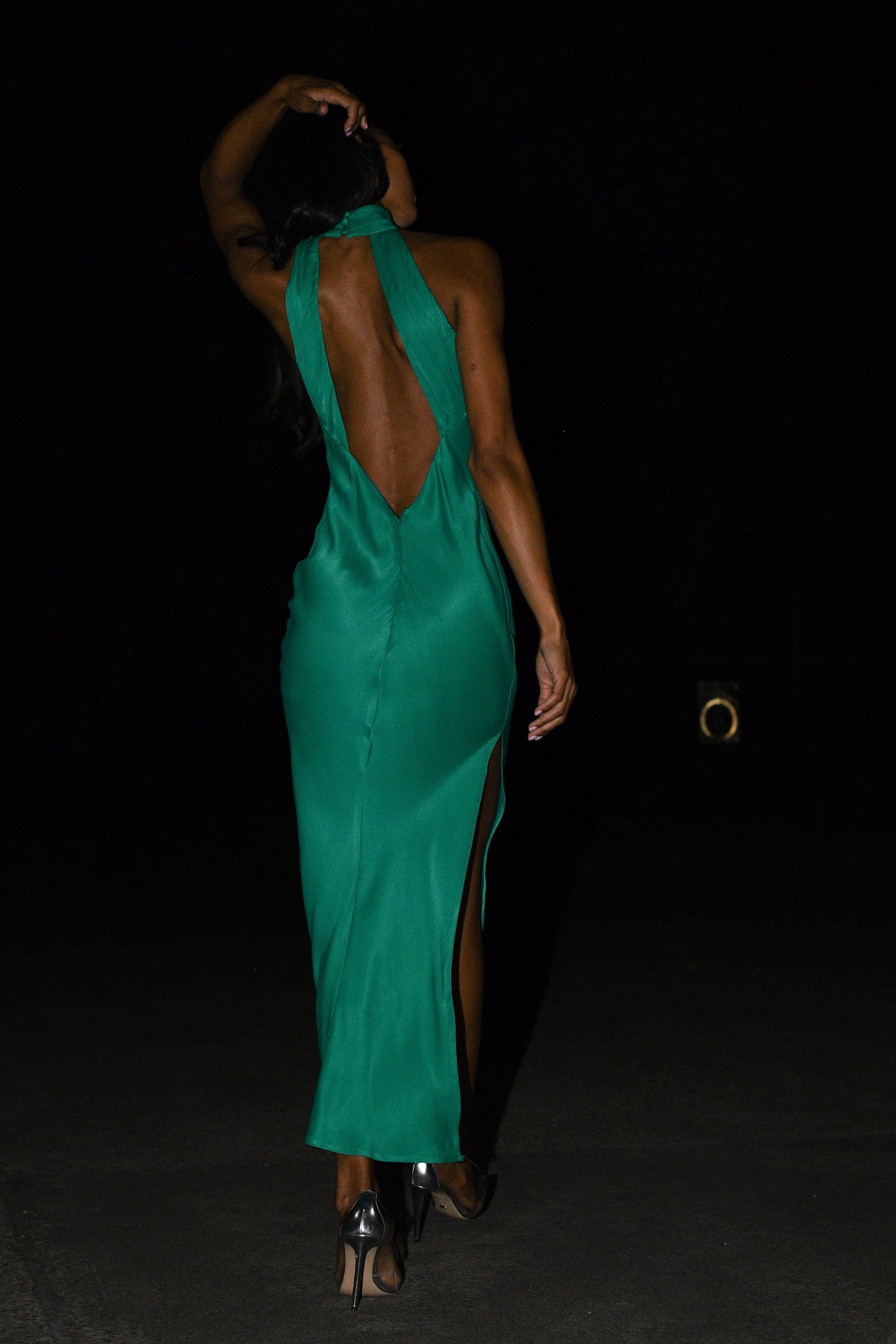 Claire Robe Maxi en Satin avec Décolleté Croisé et Fente - Verte