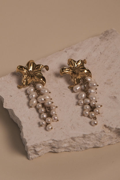 Boucles d'oreilles Eva en perles d'eau douce avec motif floral - Or