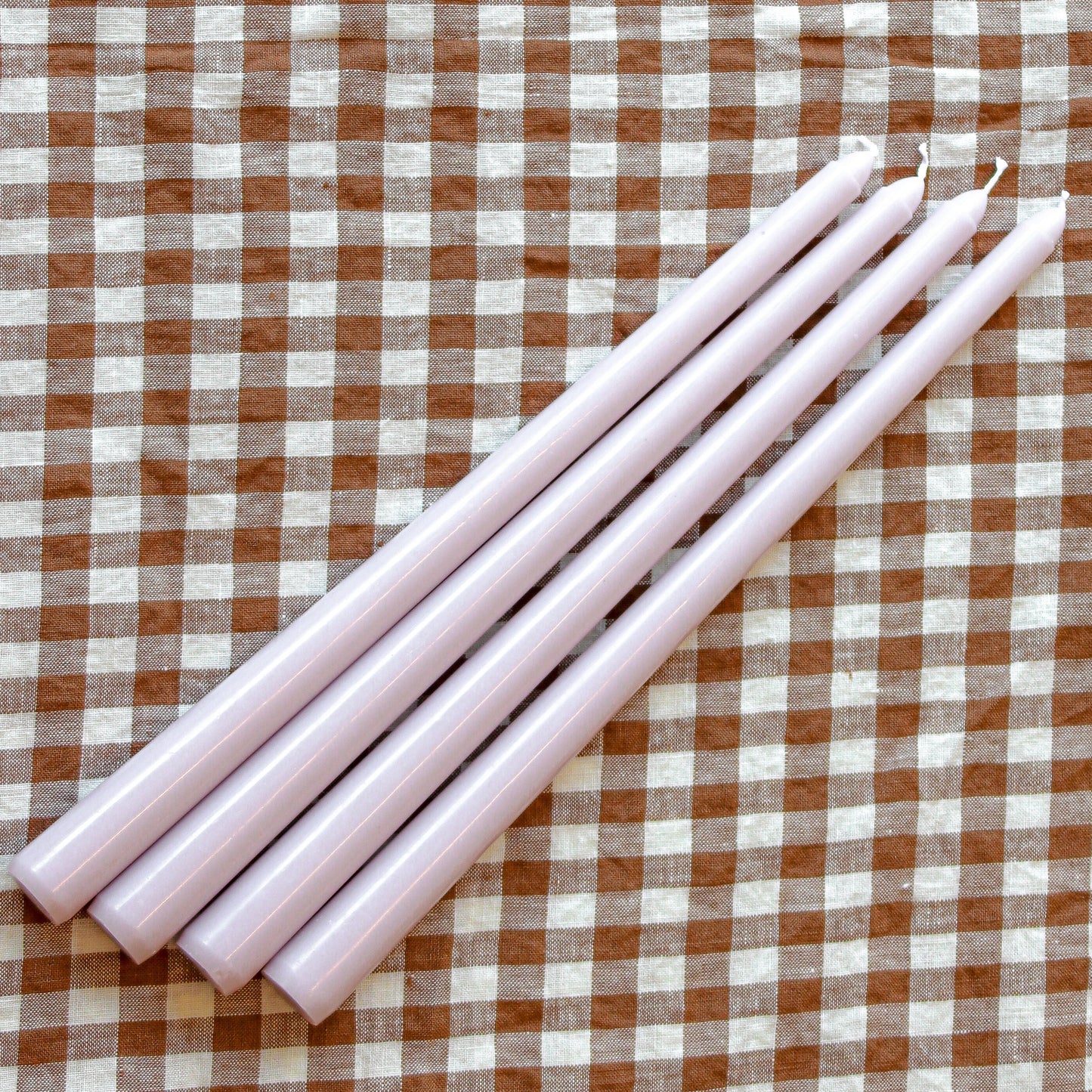 Bougie conique extra haute Hush couleur lilas (1 boîte de 25 bougies)