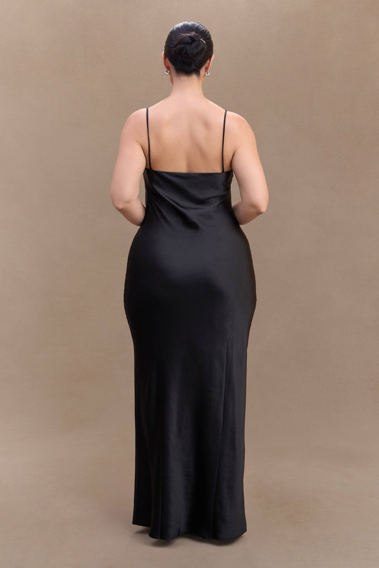 Robe longue satinée à col en cœur Lilly - Noir