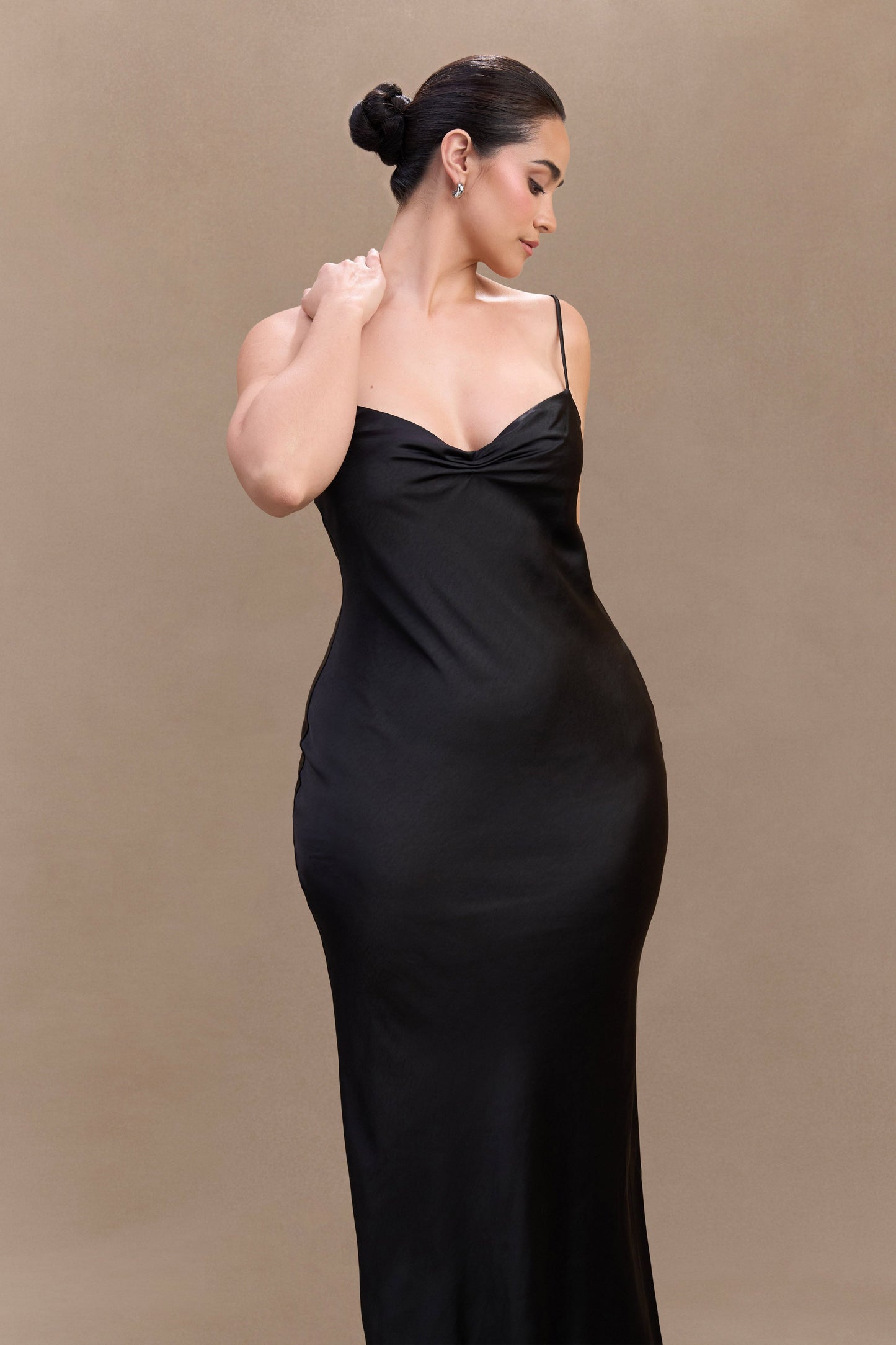 Robe longue satinée à col en cœur Lilly - Noir