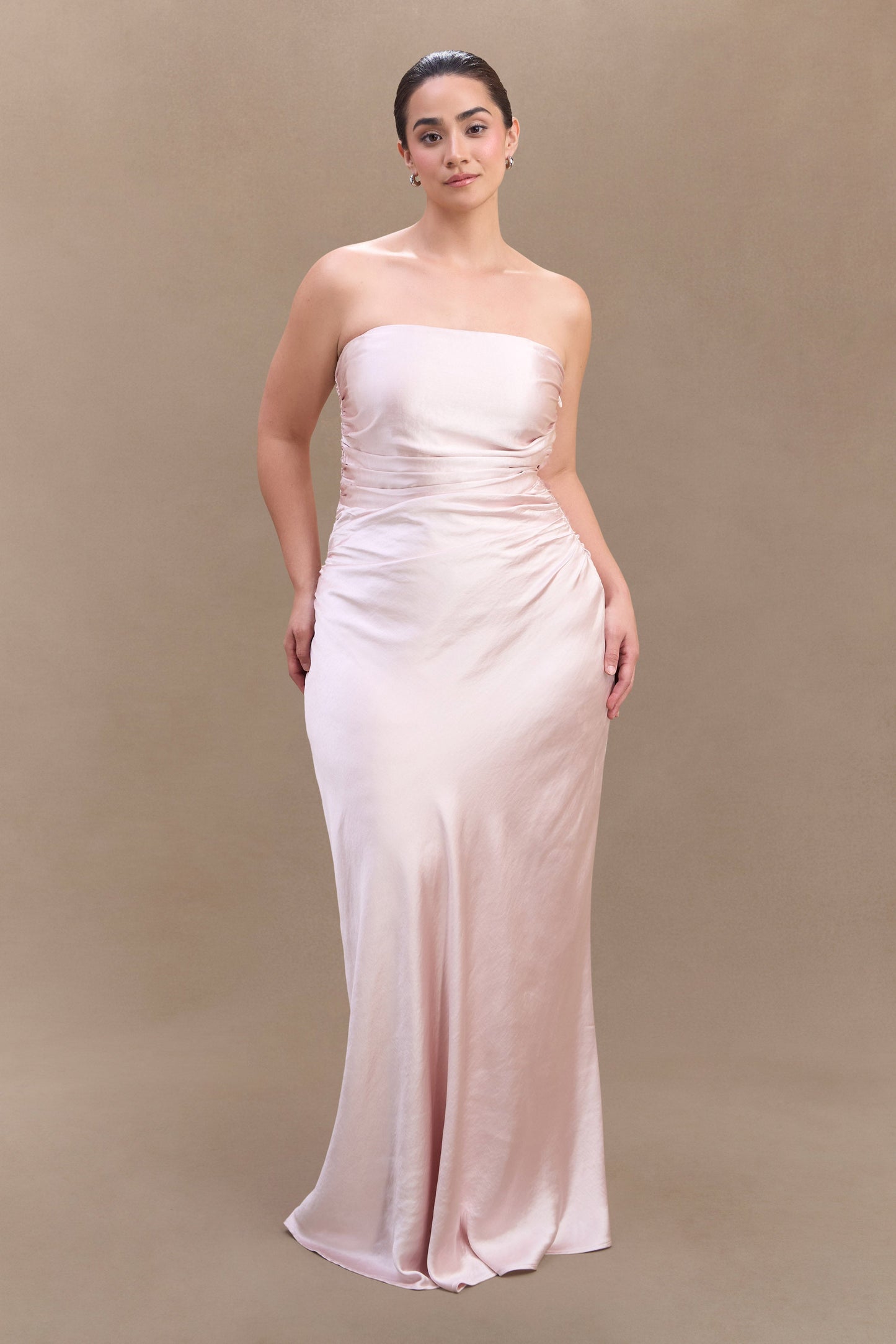 Robe longue satinée sans bretelles Cedar - Rose clair
