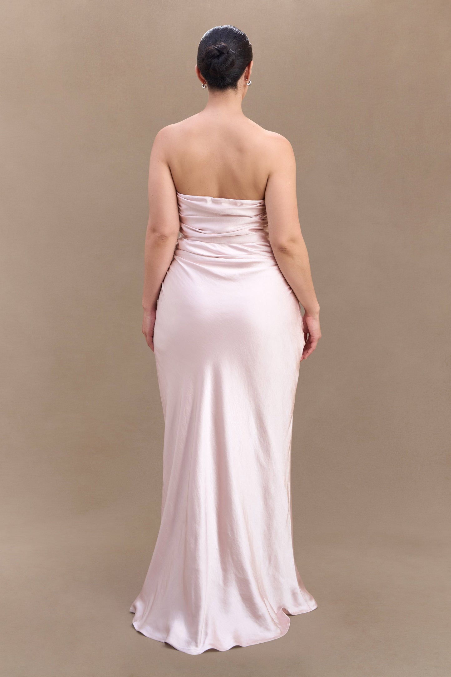 Robe longue satinée sans bretelles Cedar - Rose clair
